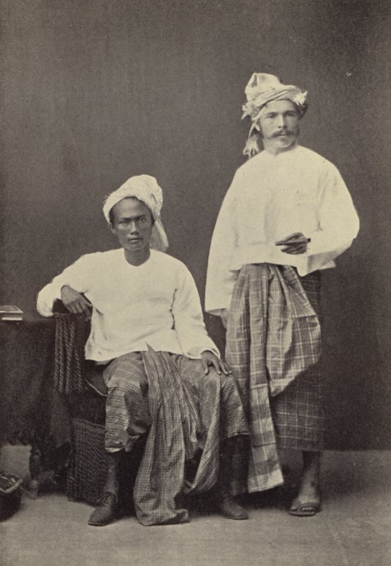 Birma: De auteur in Birmaanse kleding (1878) met een voetbalvriend door Georges Bertin Scott