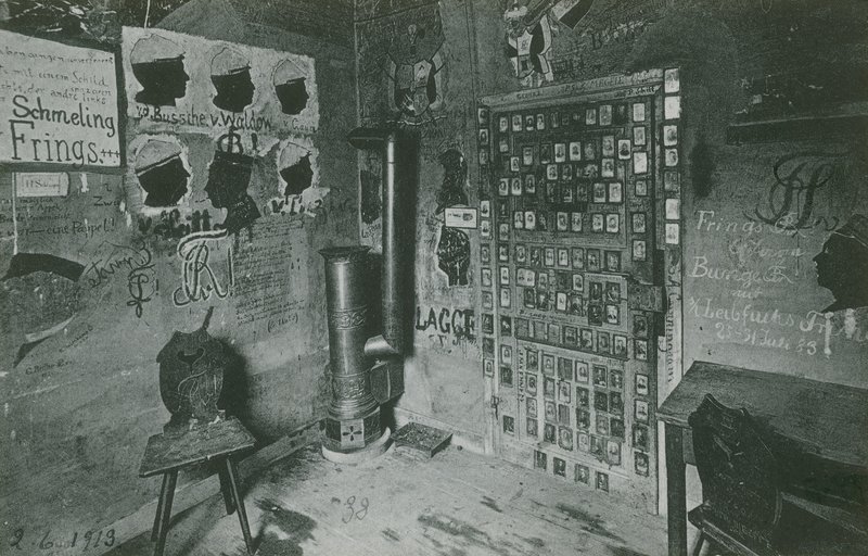 Een kamer met muren bedekt met graffiti verwijzend naar belangrijke hedendaagse figuren zoals Bussche en Waldow. Ansichtkaart verzonden in 1913. door German Photographer