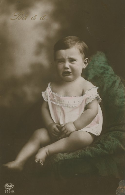 Ansichtkaart van een huilende jongen, verzonden in 1913 (handgekleurde foto) door German Photographer