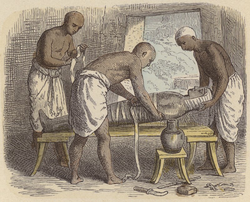 Een mummie inwikkelen in het oude Egypte (gekleurde gravure) door German School