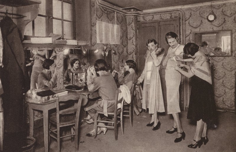 Parijs: De coulissen van een modehuis, Mannequins; Een zijscène bij een grote modeontwerper; mannequins door Henri Manuel