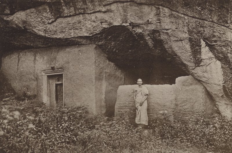 Verwoeste Steden van Ceylon: Overblijfselen van Rotswoningen bij Mihintale door Henry W. Cave