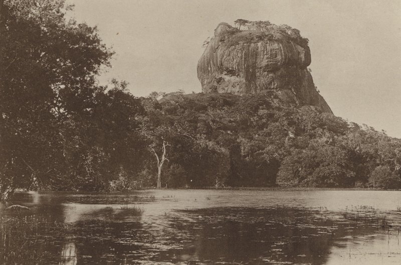 Verwoeste Steden van Ceylon: Sigiri door Henry W. Cave