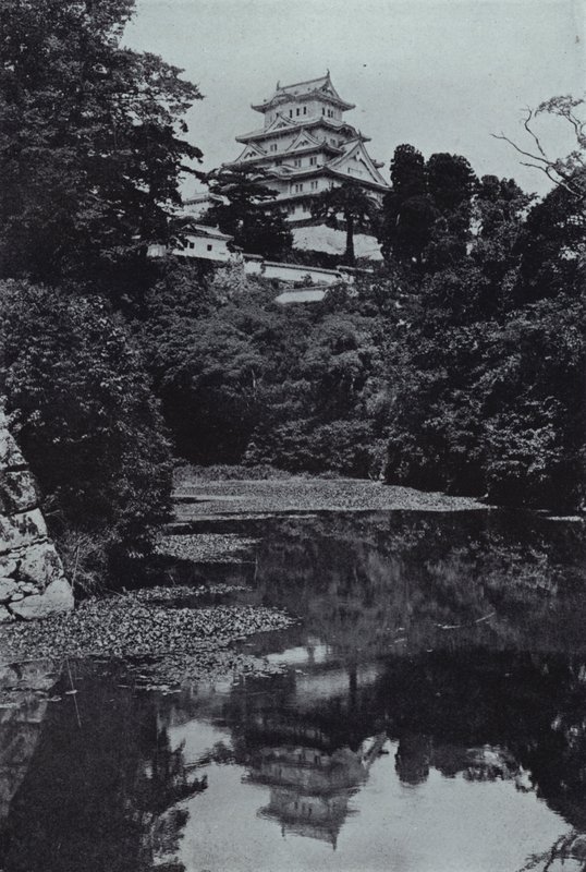 Een feodaal kasteel, vanaf de gracht (zwart-wit foto) door Herbert Ponting