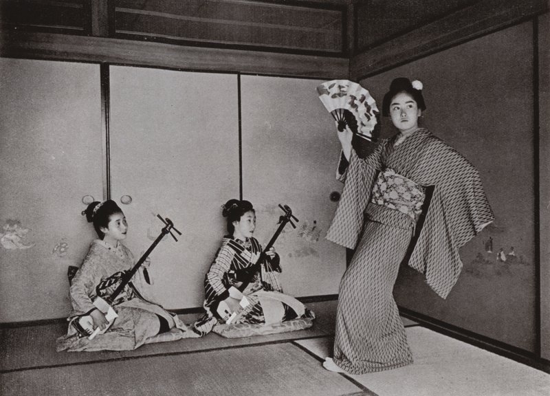 Een geisha die danst (zwart-wit foto) door Herbert Ponting