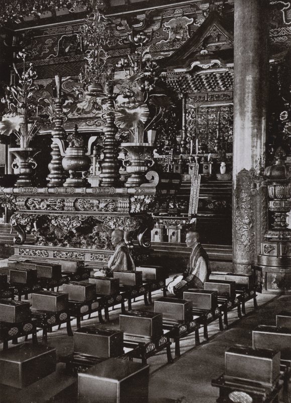 Interieur van een boeddhistische tempel (zwart-wit foto) door Herbert Ponting