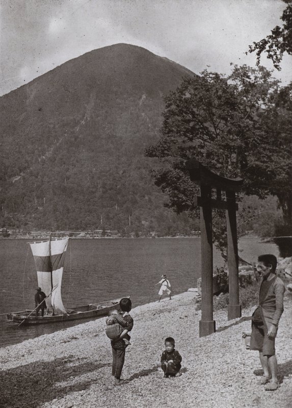 Nantai-zan en het Chuzenji-meer (zwart-wit foto) door Herbert Ponting