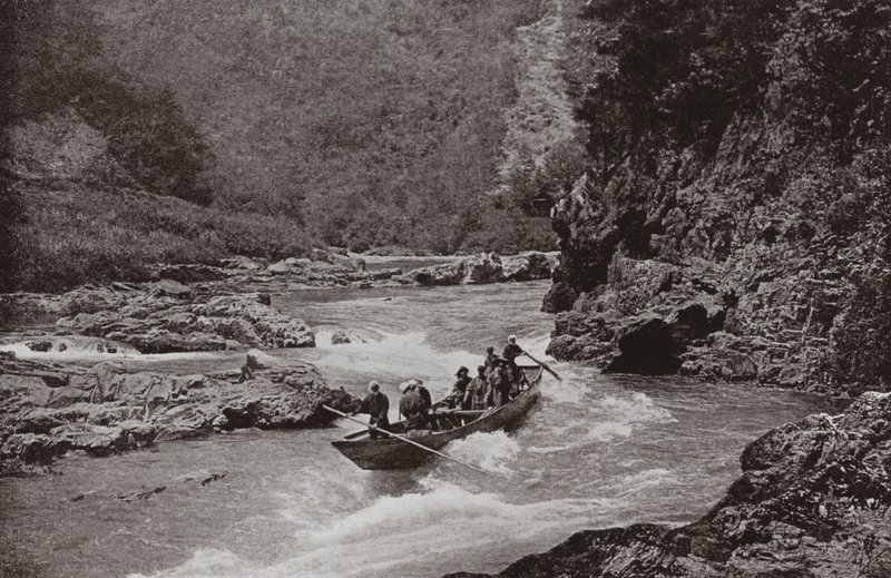 De stroomversnellingen van de Katsura-gawa (zw/w foto) door Herbert Ponting