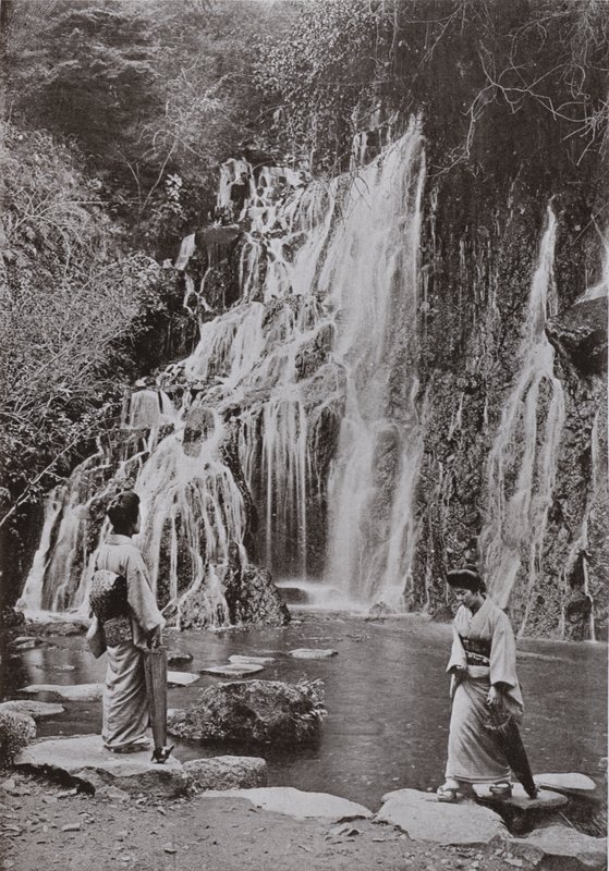 De waterval van vallende juwelen bij Yumoto (zwart-wit foto) door Herbert Ponting