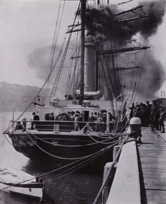 "Het kleine schip verliet Port Chalmers op de laatste etappe van haar reis" door Herbert Ponting