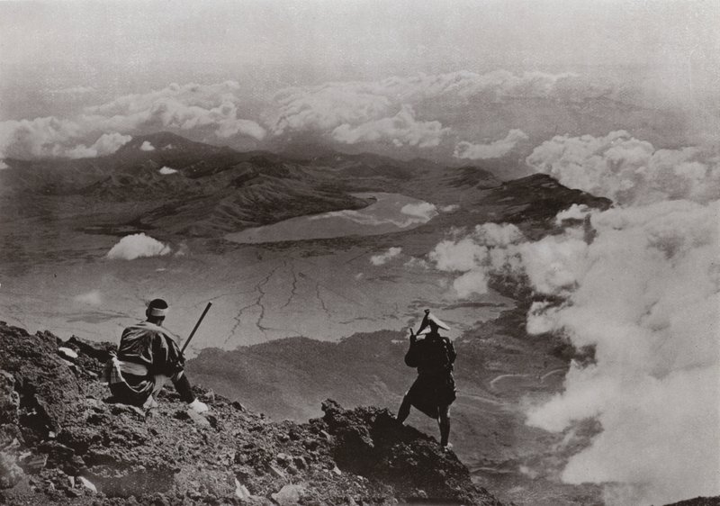Twee Mijlen boven de Wolken, "Drie-Dagen-Maan" Meer vanaf de Top van Fuji door Herbert Ponting