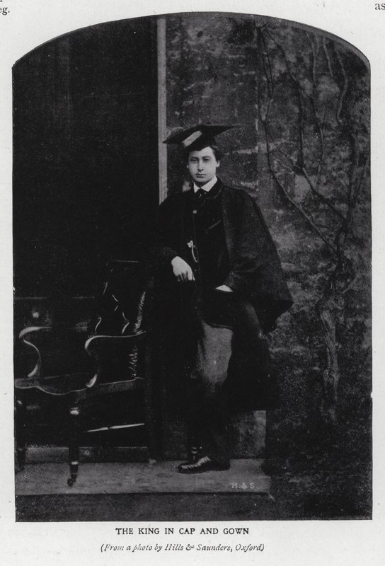 Koning Edward VII in baret en toga aan de Universiteit van Oxford door Hills and Saunders