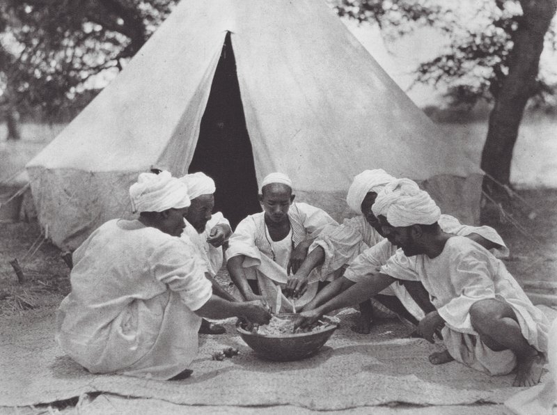 Afrika: Arabische zeelieden aan een maaltijd door Hugo Adolf Bernatzik