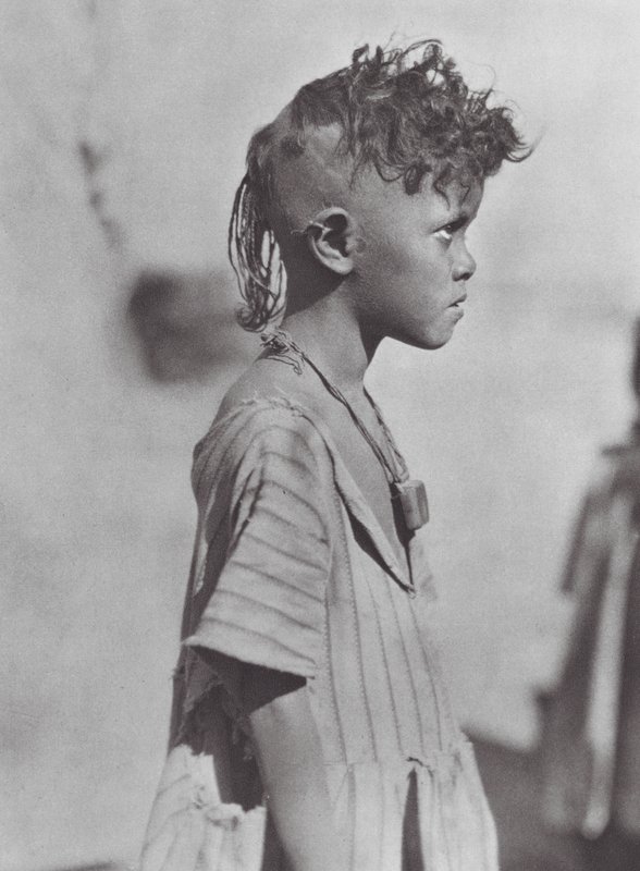 Afrika: Bisharin kind met amulet door Hugo Adolf Bernatzik