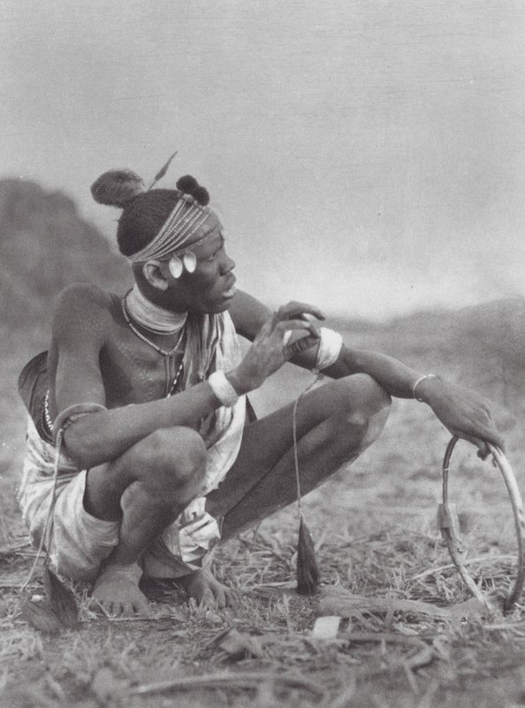 Afrika: Dinka bruidegom onderhandelt over de bruidssieraden door Hugo Adolf Bernatzik