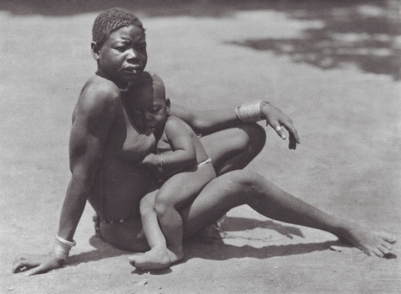 Afrika: Oostelijke Djur, Moeder en Kind door Hugo Adolf Bernatzik