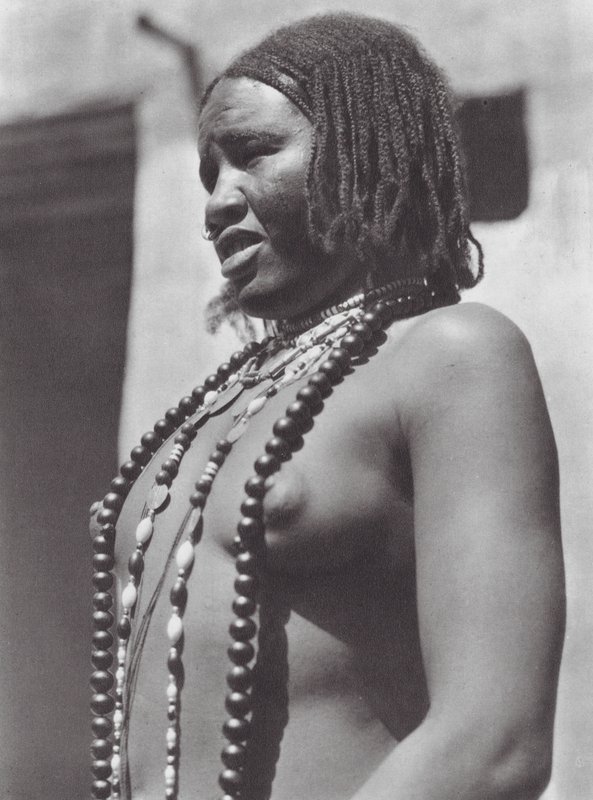 Afrika: Gawazi, een professionele danseres door Hugo Adolf Bernatzik