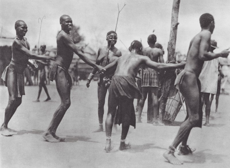 Afrika: Moru rondedans door Hugo Adolf Bernatzik