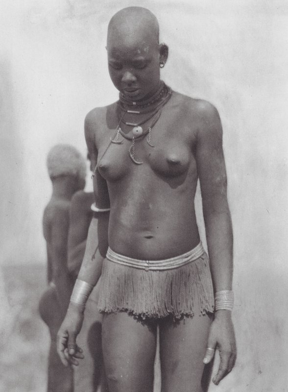 Afrika: Nuer vrouw door Hugo Adolf Bernatzik
