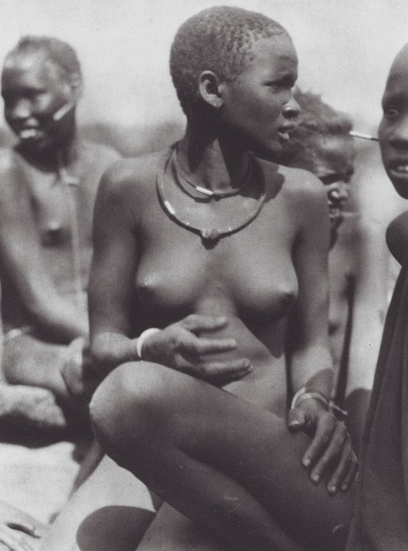 Afrika: Nuer meisje met giraffenhaar ketting door Hugo Adolf Bernatzik
