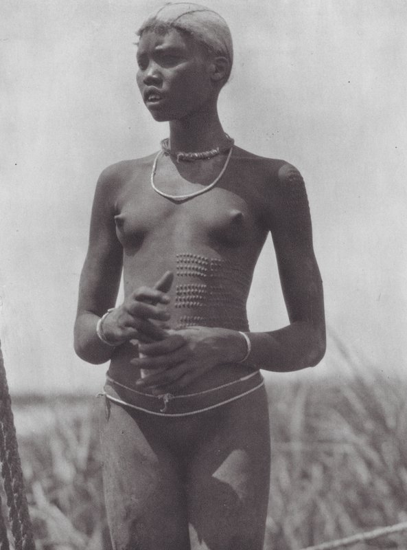Afrika: Nuer meisje met decoratieve littekens door Hugo Adolf Bernatzik