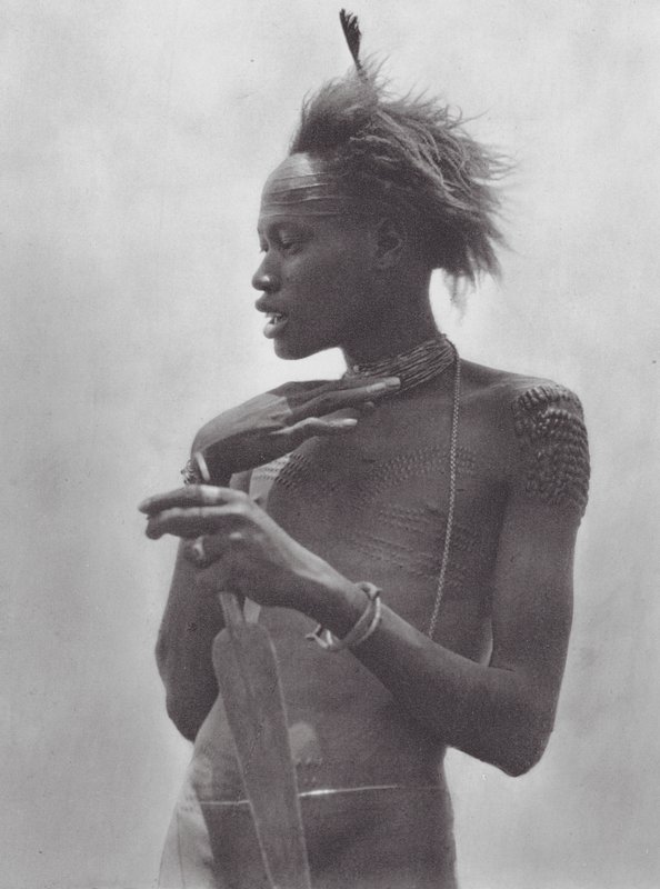 Afrika: Nuer krijger met stamteken op voorhoofd door Hugo Adolf Bernatzik