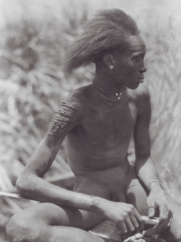 Afrika: Nuer met rood geverfd haar door Hugo Adolf Bernatzik