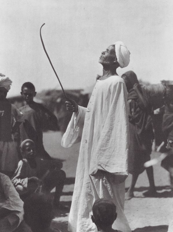 Afrika: Oude man bespot de danser door Hugo Adolf Bernatzik