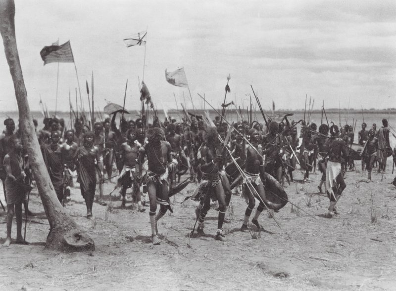 Afrika: Shilluk begrafenisceremonie nabij Tonga door Hugo Adolf Bernatzik