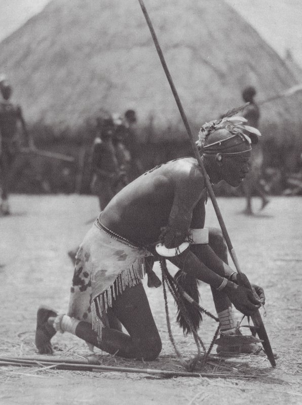 Afrika: Shilluk in feestkleding door Hugo Adolf Bernatzik