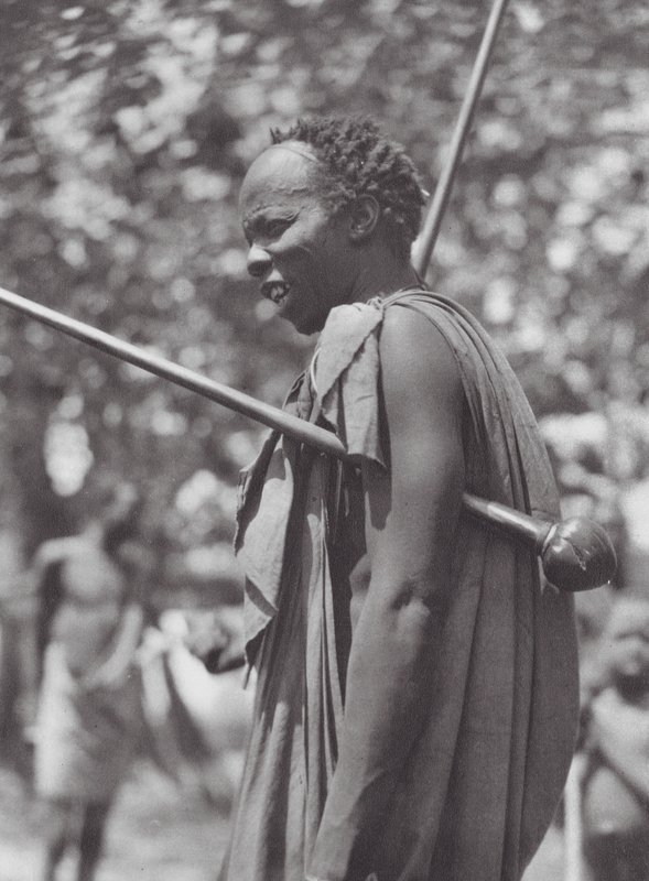 Afrika: Shilluk krijger met knuppel door Hugo Adolf Bernatzik