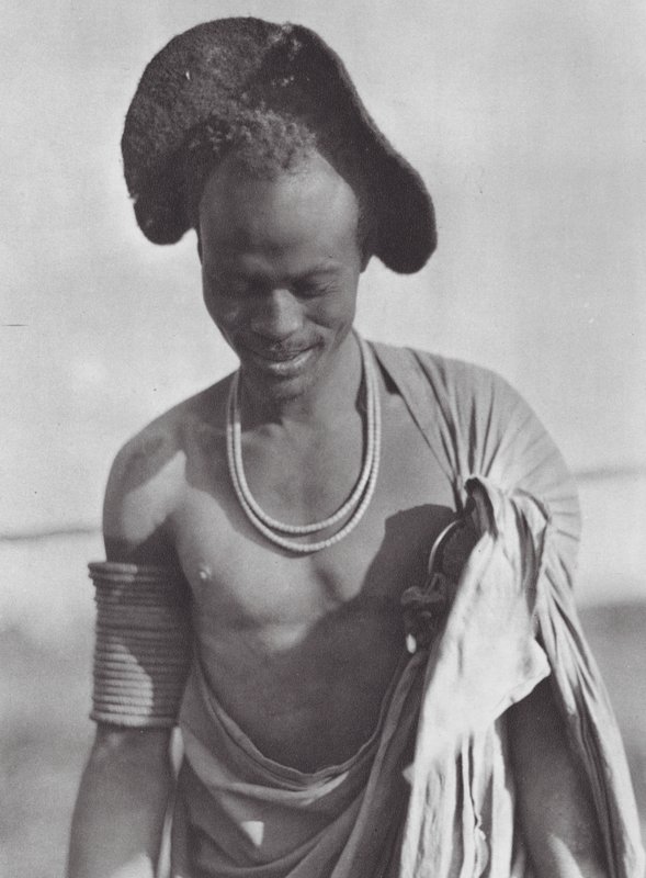 Afrika: Shilluk-krijger met kapkapsel door Hugo Adolf Bernatzik