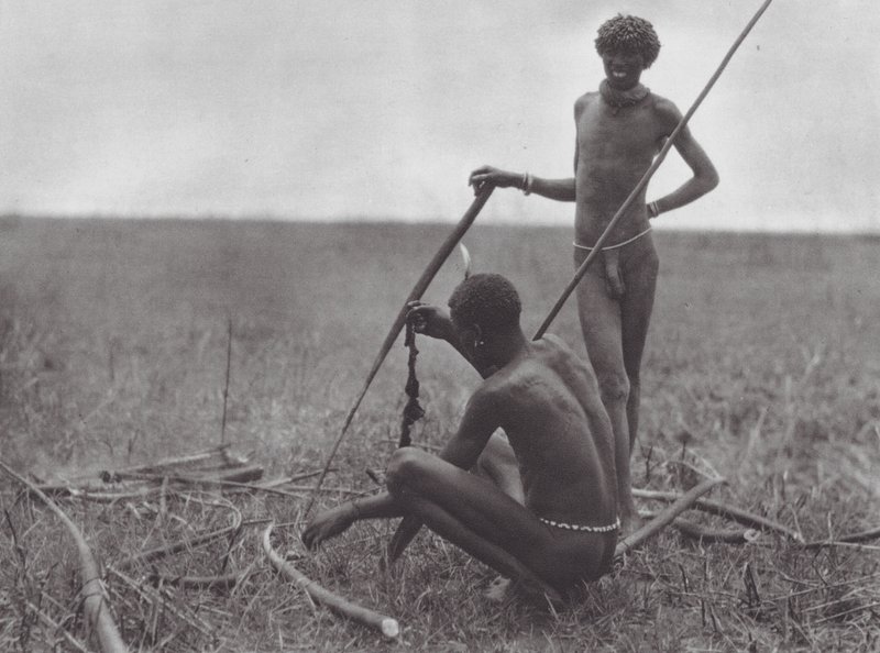 Afrika: Shilluk krijgers rusten door Hugo Adolf Bernatzik
