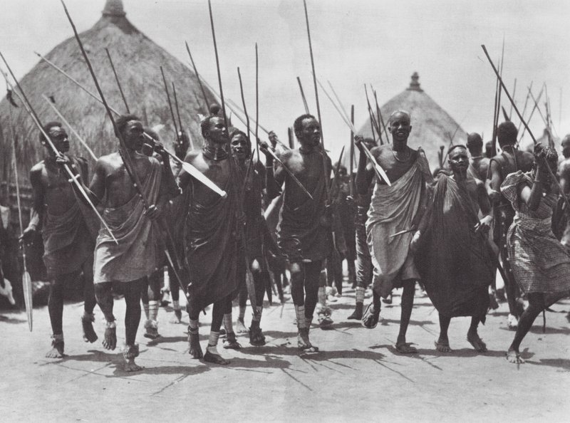 Afrika: Shilluk krijgers bestormen het graf van een hoofdman door Hugo Adolf Bernatzik