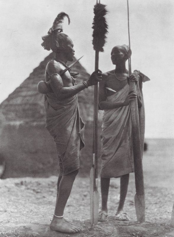 Afrika: Shilluks in feestkleding door Hugo Adolf Bernatzik