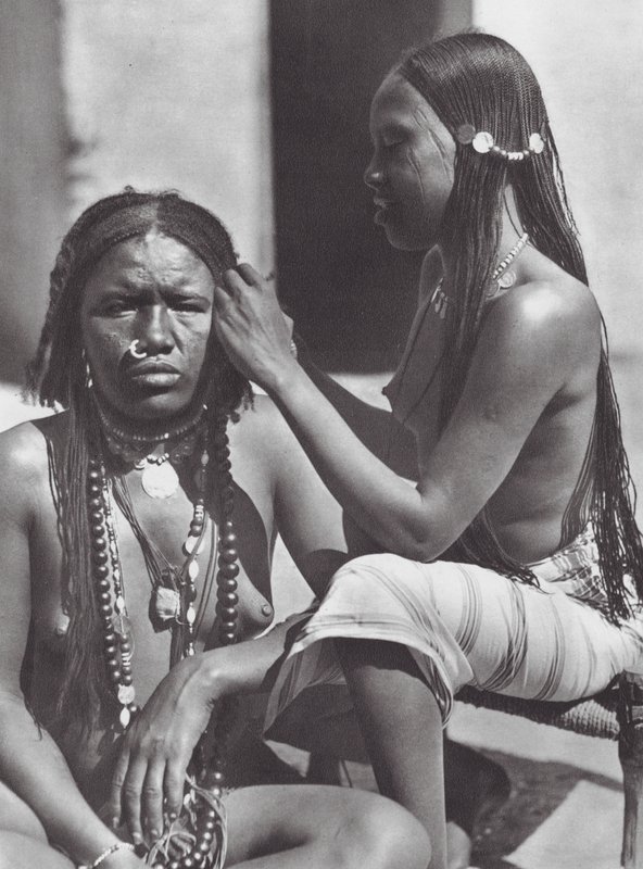 Afrika: Soedanese vrouwen vlechten haar door Hugo Adolf Bernatzik