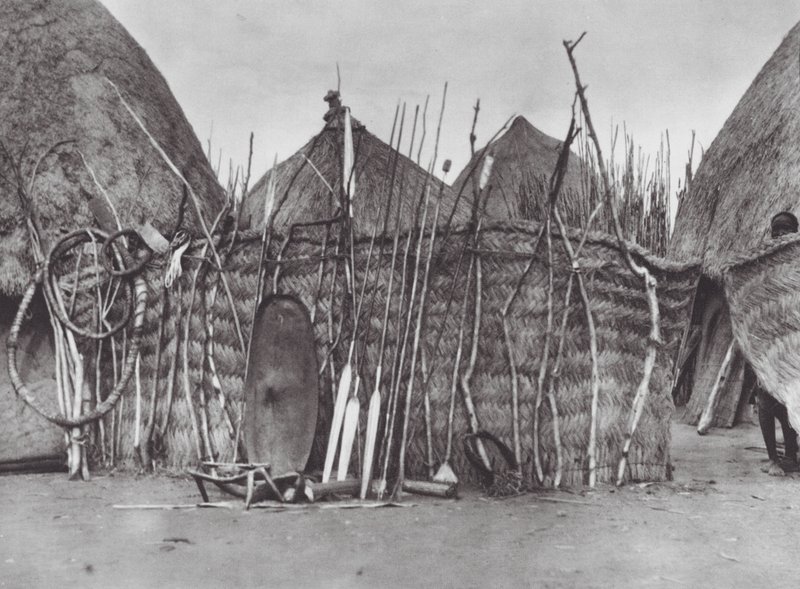 Afrika: Het eigendom van een overleden Shilluk-hoofd (zwart-wit foto) door Hugo Adolf Bernatzik