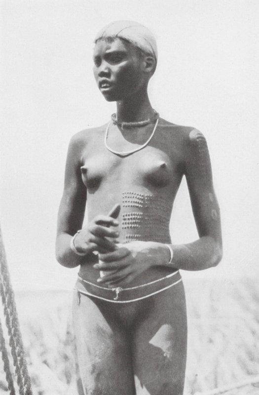 Nuer-Meisje door Hugo Adolf Bernatzik