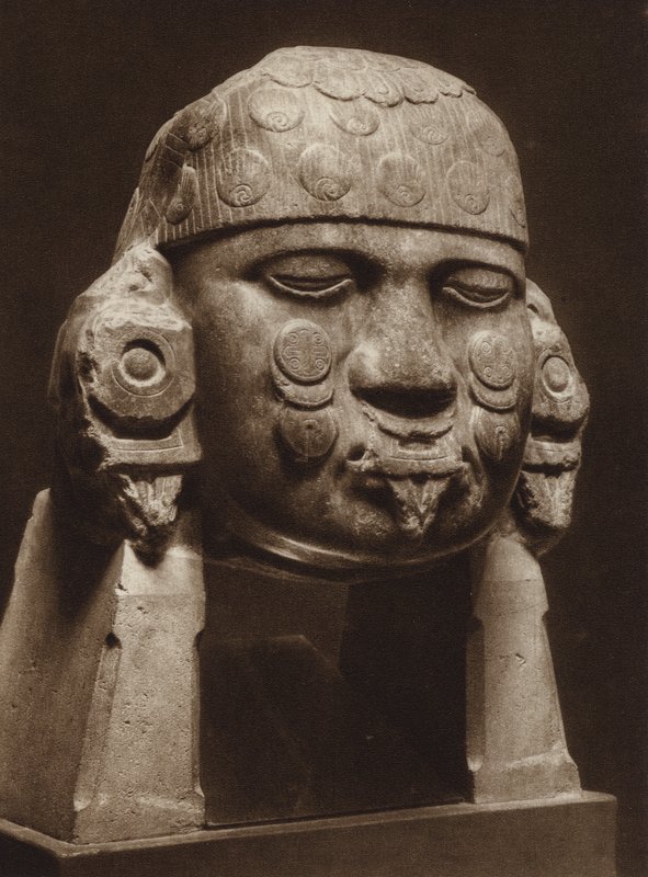 Mexico: diorieten hoofd van de godin Coyolxauhqui, Nationaal Museum (z/w foto) door Hugo Brehme