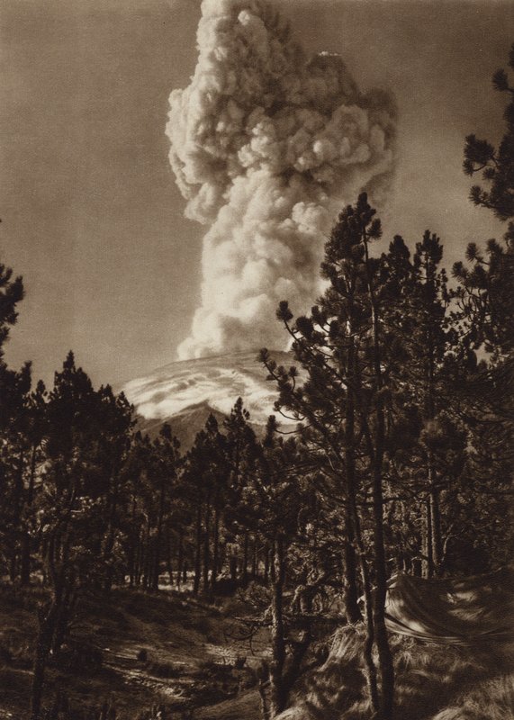 Mexico: Popocatepetl uitbarsting, gezien vanaf Tlamacas (zwart-wit foto) door Hugo Brehme