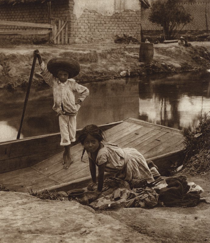 Mexico: Ixtacalco, Indianenkinderen wassen kleren, D F (z/w foto) door Hugo Brehme