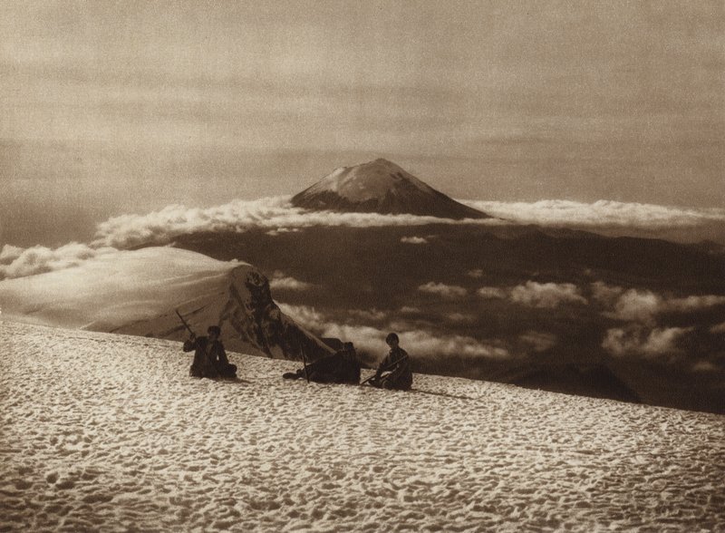 Mexico: Iztaccihuatl met uitzicht vanaf Popocatepetl (z/w foto) door Hugo Brehme