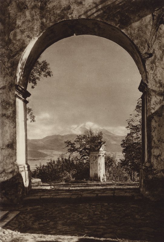 Mexico: Popocatepetl, gezien vanaf Sacro Monte (zwart-wit foto) door Hugo Brehme