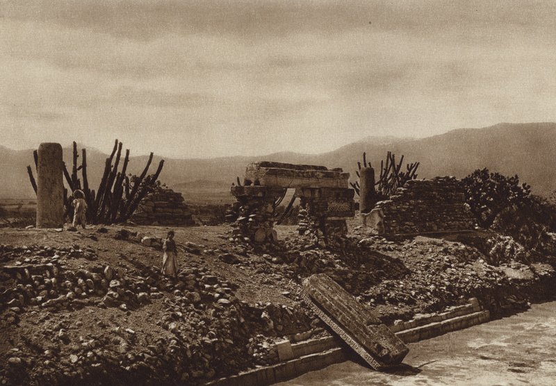 Mexico: Ruïnes van Mitla, staat Oaxaca (z/w foto) door Hugo Brehme