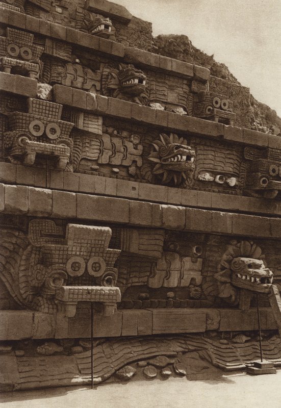 Mexico: San Juan Teotihuacan, Stenen beelden op de westelijke gevel van de piramide van Quetzalcouatl, piramide in het midden van de Citadel (z/w foto) door Hugo Brehme