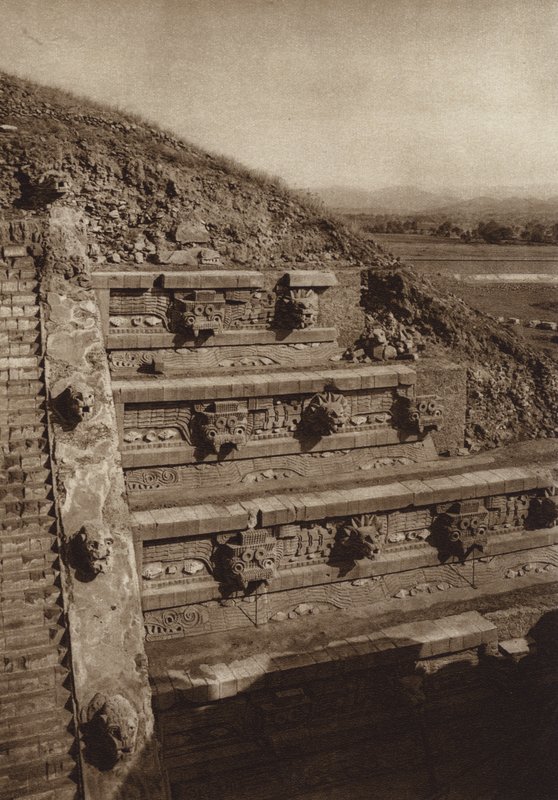 Mexico: San Juan Teotihuacan, Stenen beelden op de westelijke gevel van de piramide van Quetzalcouatl, piramide in het midden van de Citadel (z/w foto) door Hugo Brehme