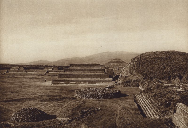 Mexico: San Juan Teotihuacan, Uitzicht op de terrassen van de Citadel (z/w foto) door Hugo Brehme