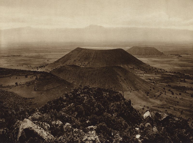 Mexico: Santa Catarina en La Caldera, gedoofde vulkanen aan de rand van de hoofdstad Mexico (z/w foto) door Hugo Brehme