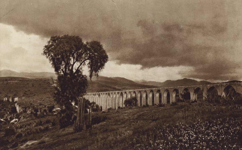 Mexico: Oude Spaanse waterleiding van Los Remedios (z/w foto) door Hugo Brehme