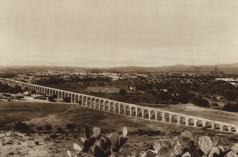 Mexico: Zicht op Queretaro met oude waterleidingen (z/w foto) door Hugo Brehme